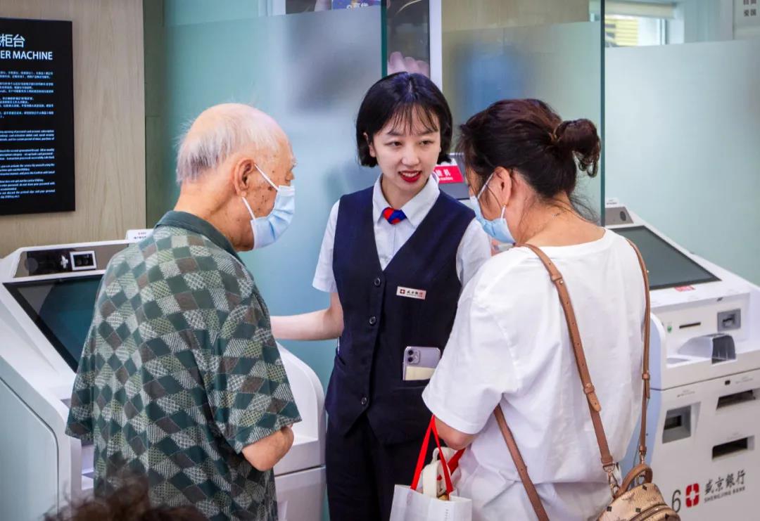 8旬老翁与这家银行打交道30年 “看到她就像看到我孙女”