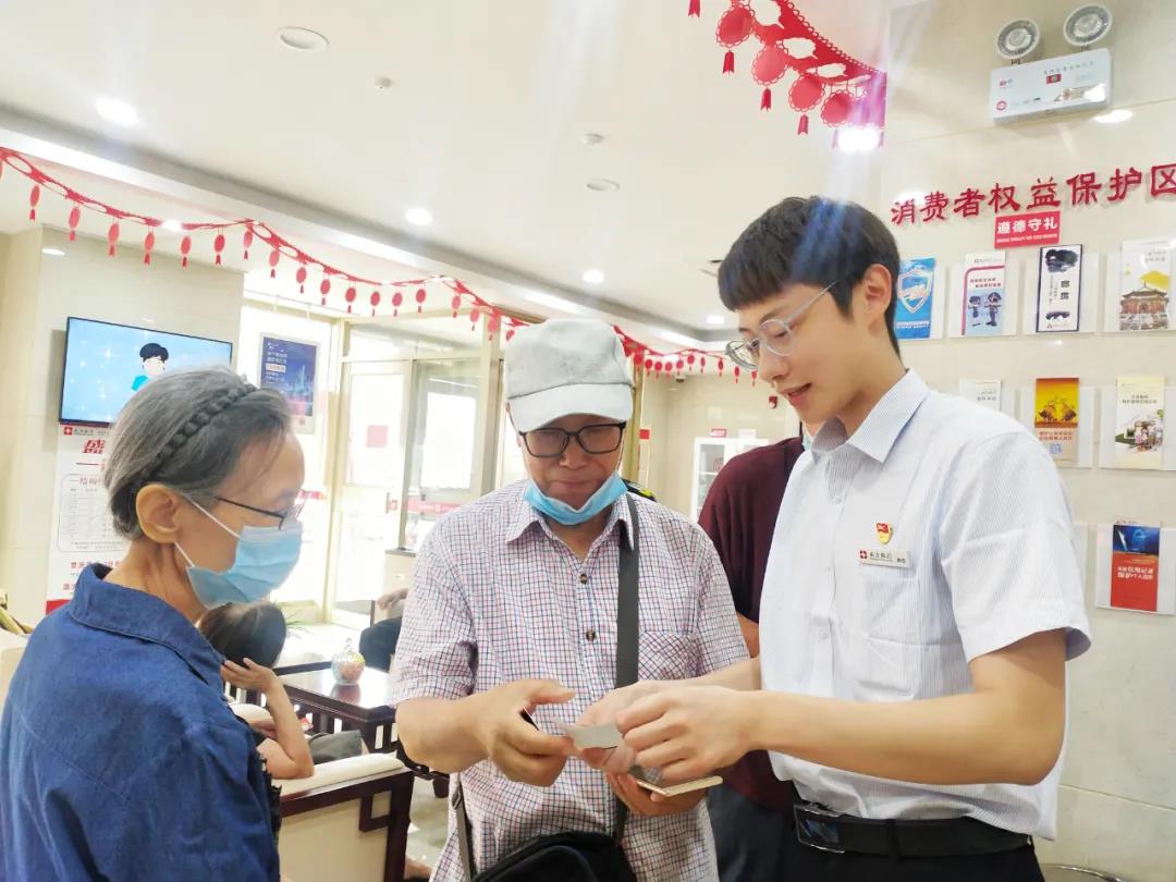 老人们都稀罕这个“90后”，背后的原因······
